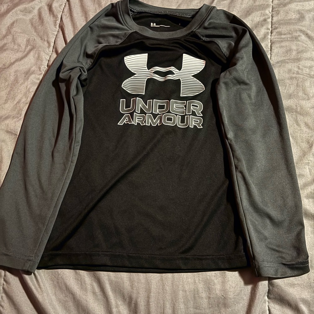 Boys Under Armour Black and Gray Long Sleeve Tee in size youth 6